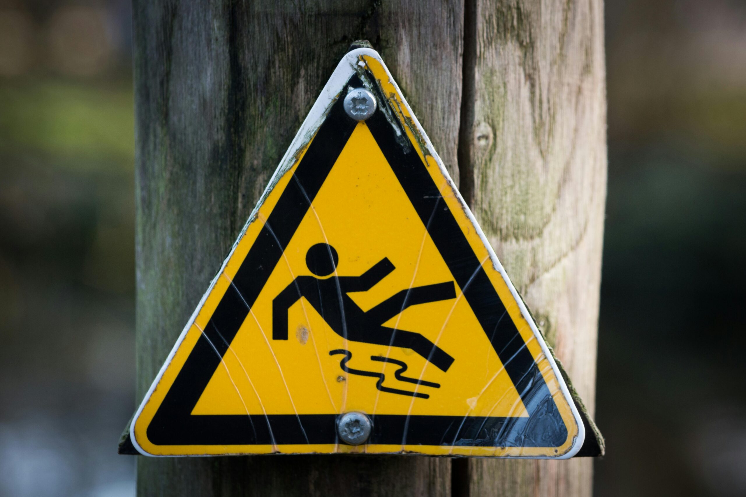 Read more about the article Can You Sue After Slipping on a Wet Floor Without a Sign?