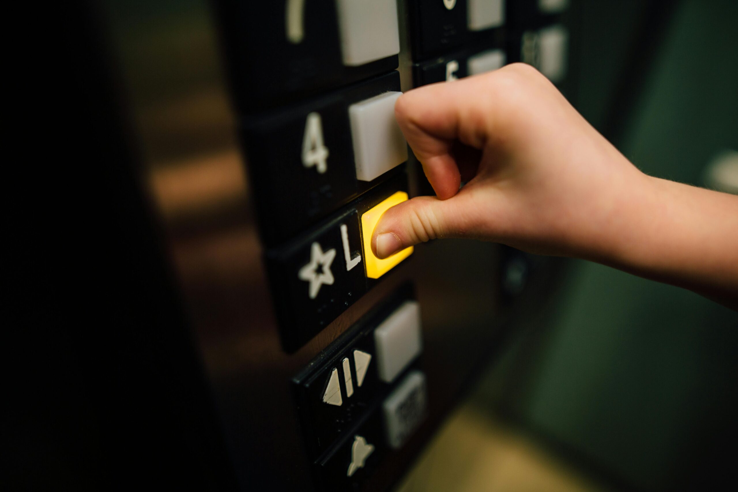 Read more about the article Personal Injury Claims from Malfunctioning Elevators and Escalators in Malls or Office Buildings